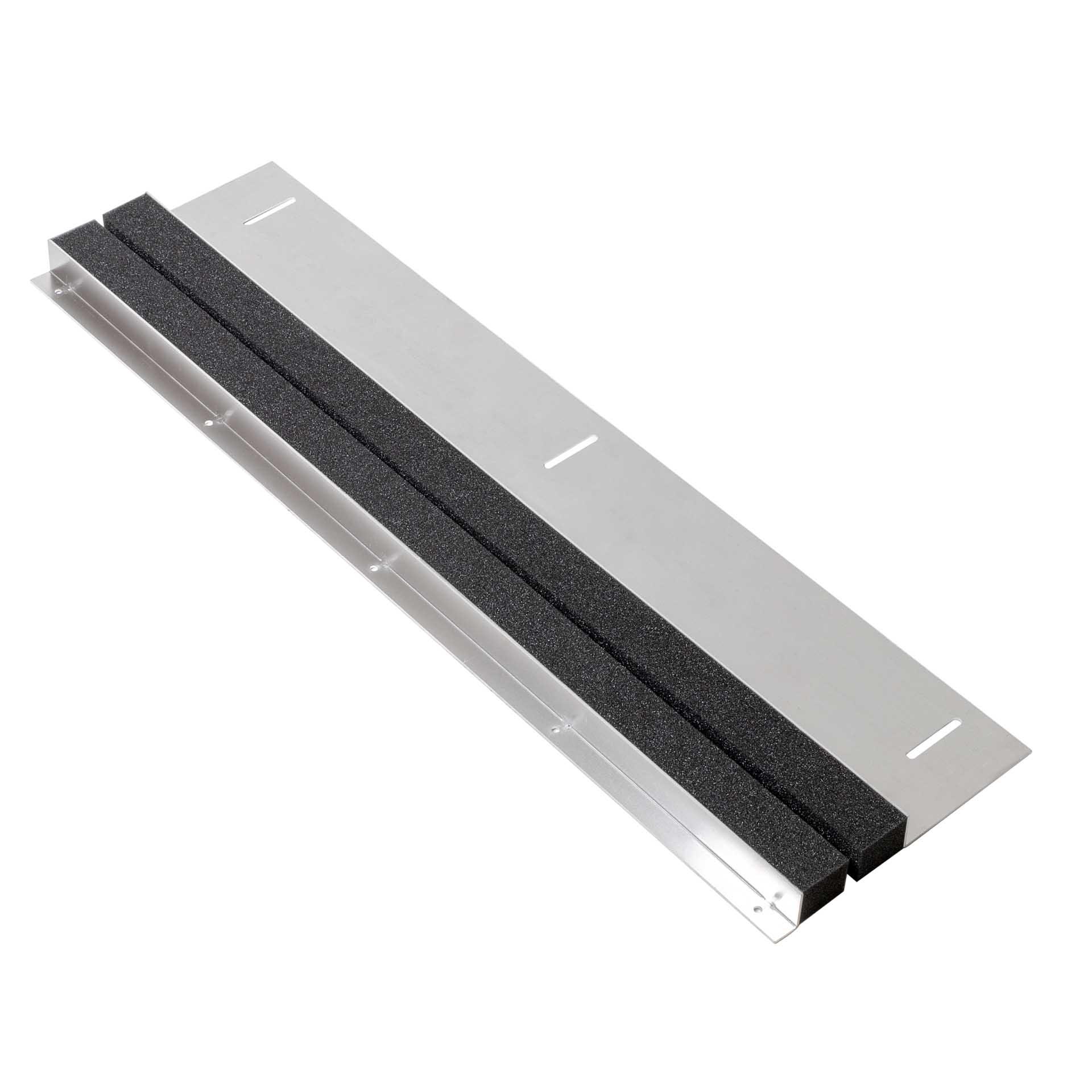 Kabeleinführung Standard 820mm breit, Winkel vorne 20x30x2mm / hinten 120x30x2mm 
